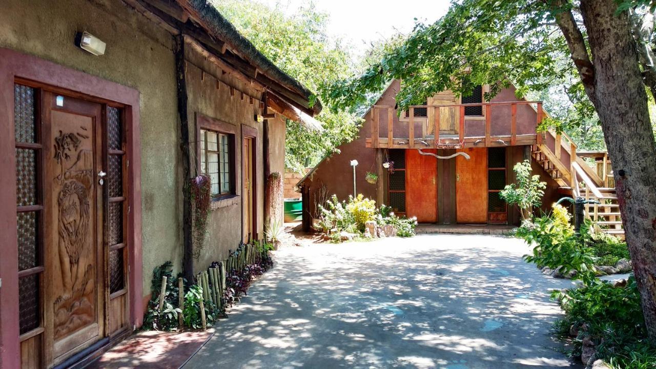 Elephant Trail Guesthouse And Backpackers Kasane Kültér fotó