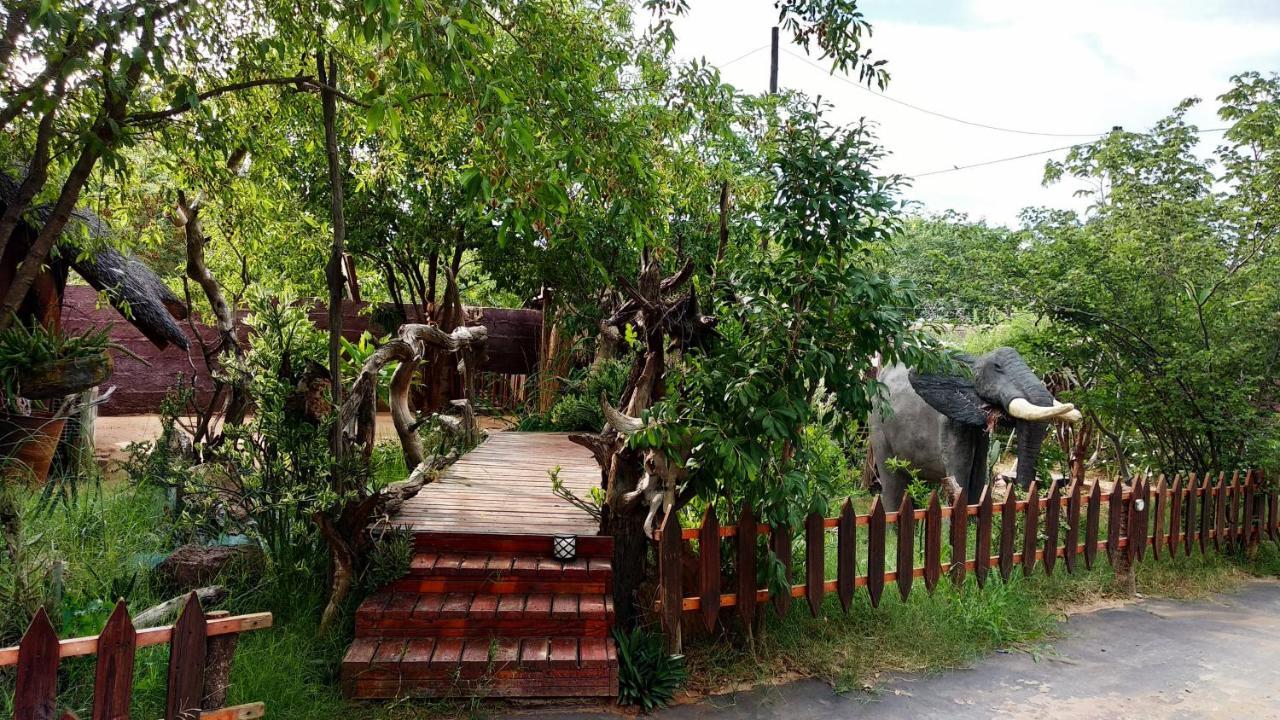 Elephant Trail Guesthouse And Backpackers Kasane Kültér fotó