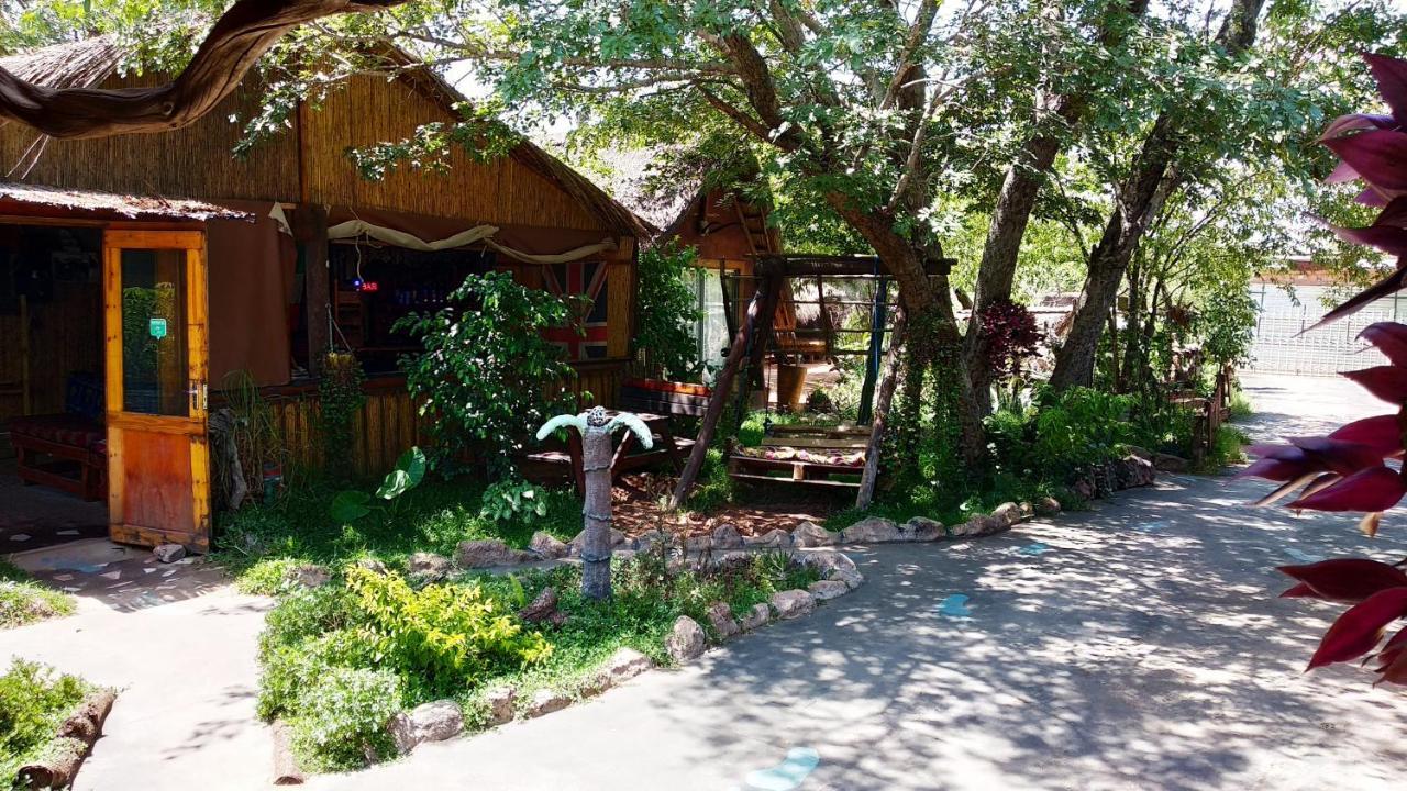 Elephant Trail Guesthouse And Backpackers Kasane Kültér fotó